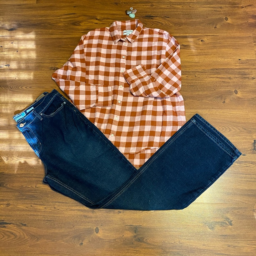 Excellent condition bootcut Darkwash Jeans.